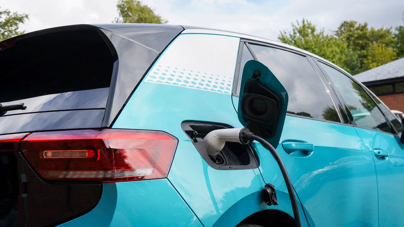 Auto eléctrico cargando en casa