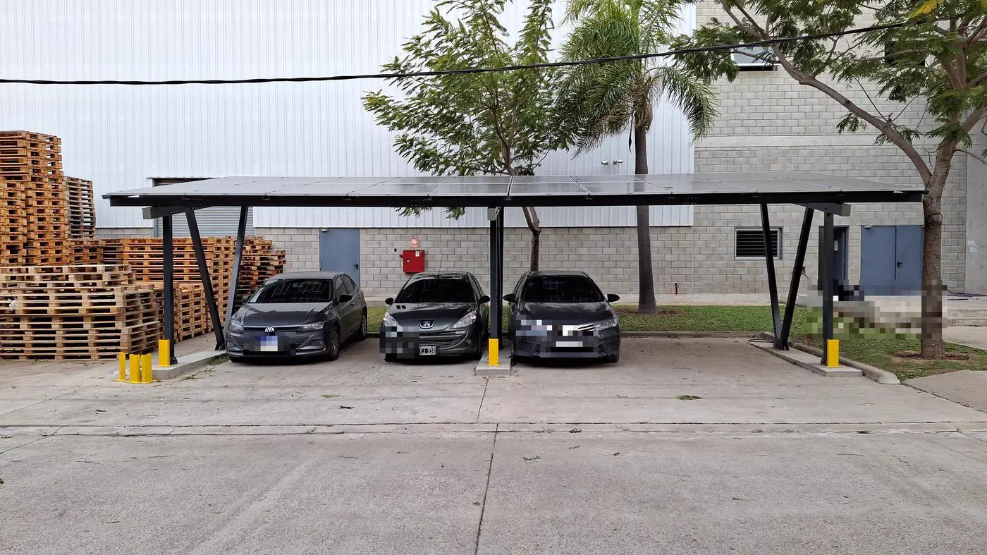 Carport solar Febocar con tres autos estacionados