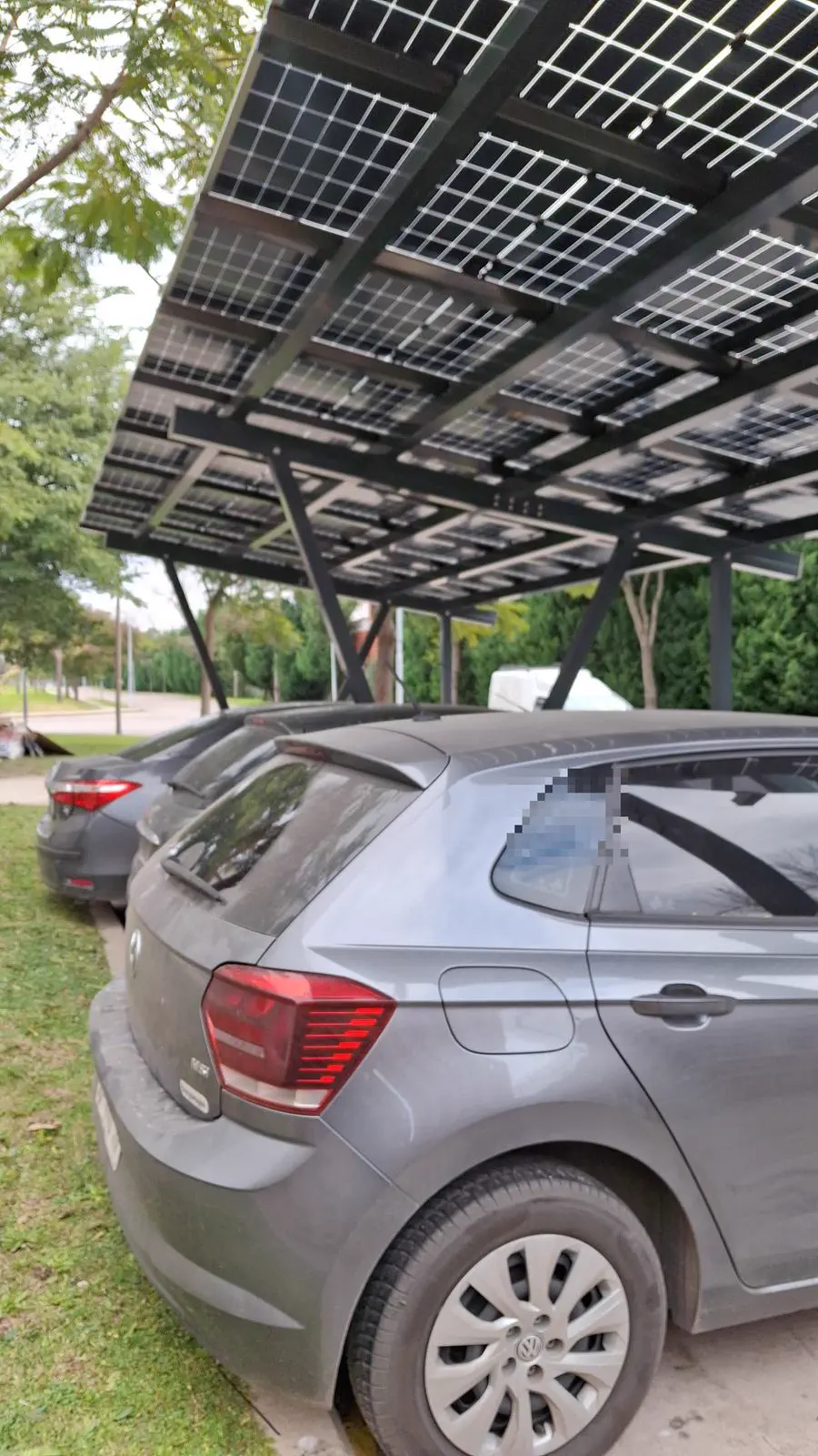Vista lateral del carport solar