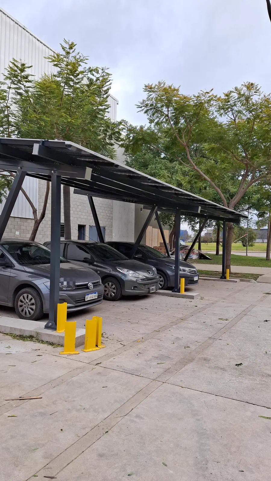 Carport solar con autos protegidos del sol